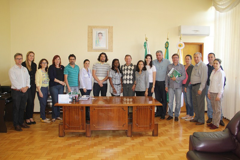 PREFEITO CASALI RECEPCIONA MÉDICA CUBANA